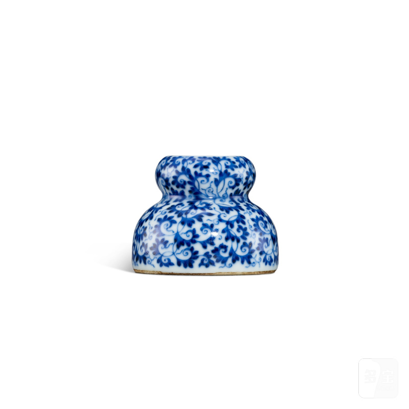 A blue and white 'floral' waterpot, Qing dynasty, Kangxi period | 清康熙 青花花卉紋葫蘆形水盂 《大明成化年製》仿款 - 图2
